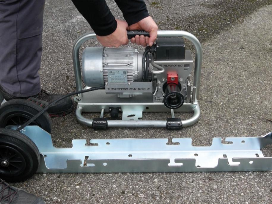 RUNPOTEC - 115V Capstan Winch CW 800 E Including Steel Trolley Mounting Rail And Strap - Max Pulling Force 800kg in use